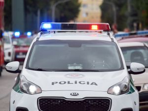 Bizár: Muž utekal na aute policajtom, preplával Váh, zatknutiu sa ale nevyhol